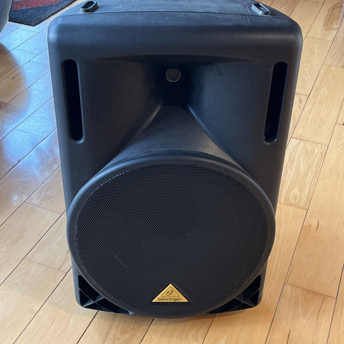 Behringer Eurolive B215D 550W 15 inch Powered Speaker — Midwest
